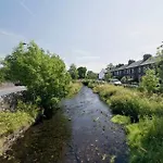 Riverside With Secure Bike Storage 스테이블리